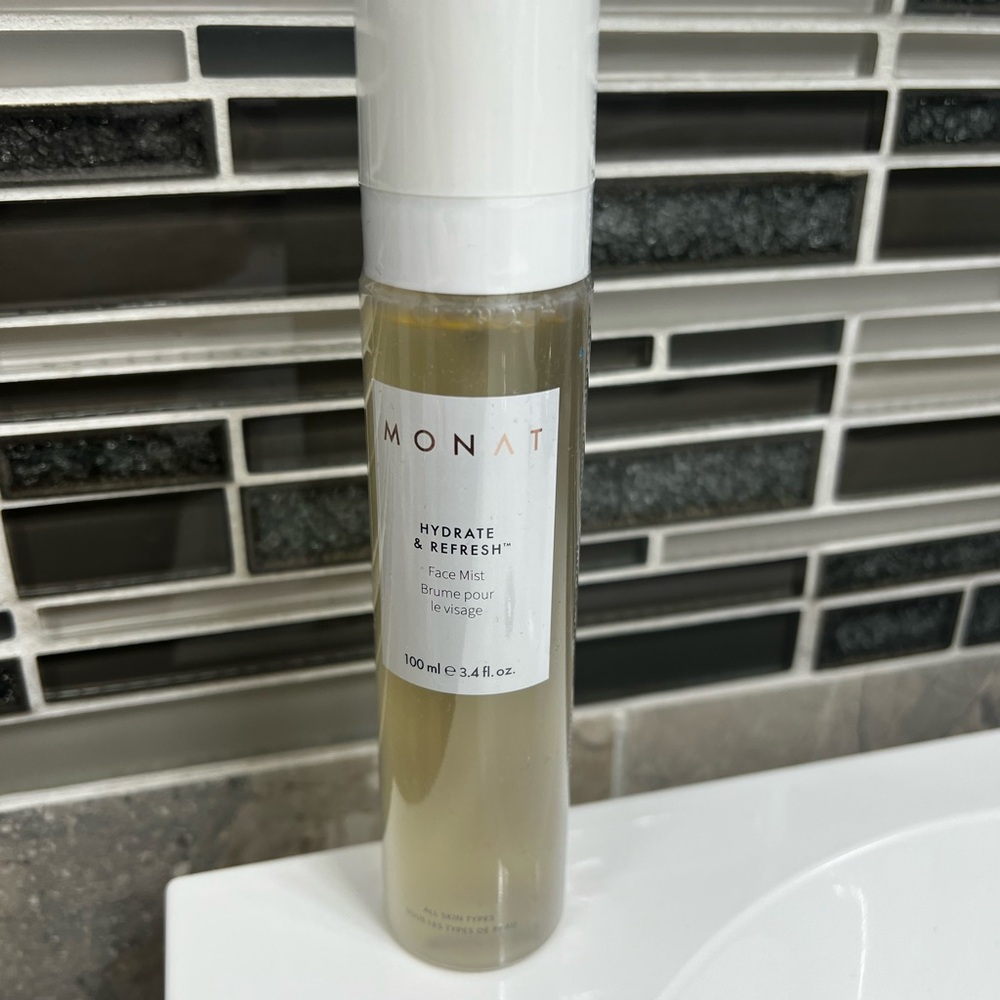 Hydrate & Refresh Face Mist - White and Cream